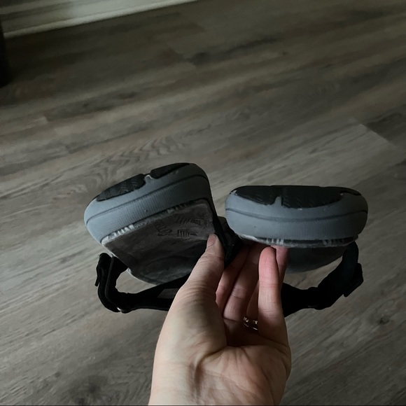 Merrell Women’s 10 Black Y-Strap Adhera Perforated Leather Sandal Metal Detail - Picture 7 of 7